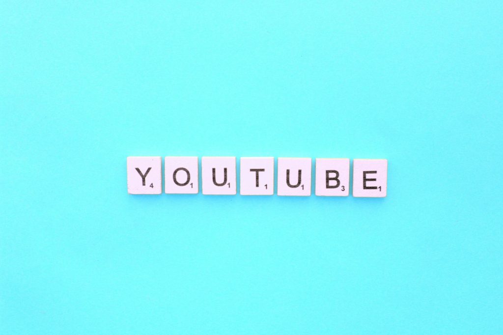 Videomarkkinointi: Miten luoda tehokas videomarkkinointistrategia? Opi määrittämään tavoitteet, valitsemaan kohdeyleisö ja optimoimaan jakelukanavat.