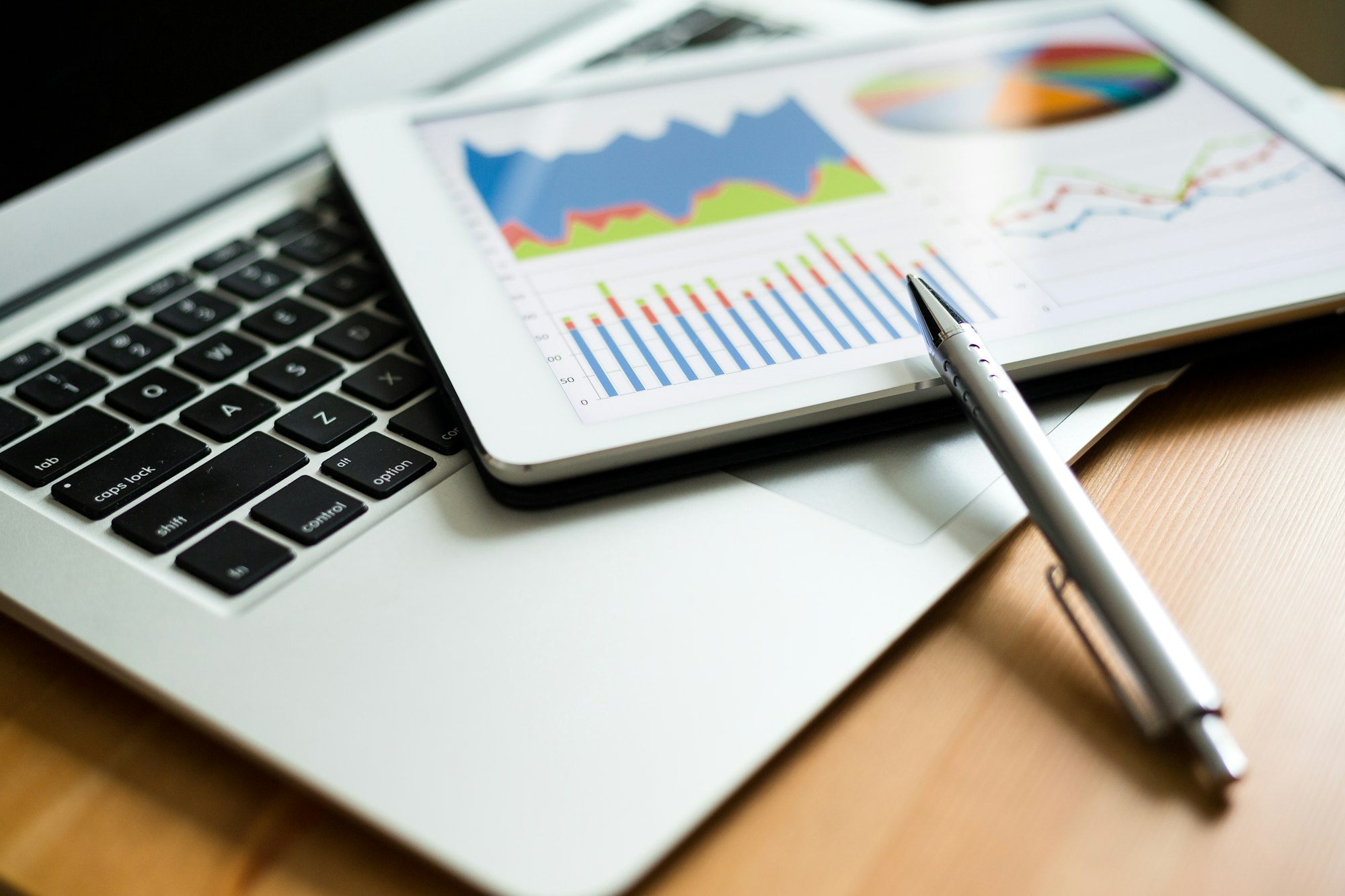 Web-analytiikka Dashboard: Näkymä verkkosivuston web-analytiikan hallintapaneelista, jossa näkyy keskeisiä mittareita, kuten kävijämäärät ja konversioasteet.