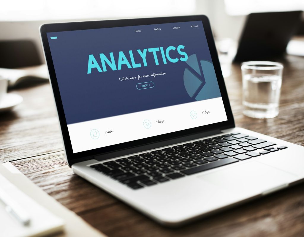 Web-analytiikka Työkalut: Kuvakaappaus erilaisista web-analytiikan työkaluista, kuten Google Analytics, ja niiden keräämistä tiedoista verkkosivuston suorituskyvystä.